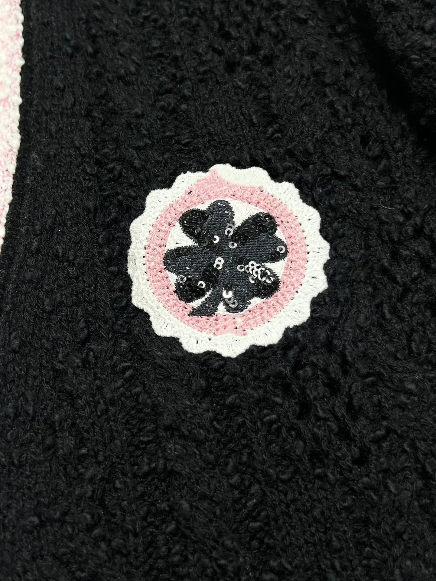 2024 Spring/Summer New Badge Sequin Clover Contrast Stripe Embroidered V-neck Loose Long sleeved Cardigan Knitted woman Sweater - reetell