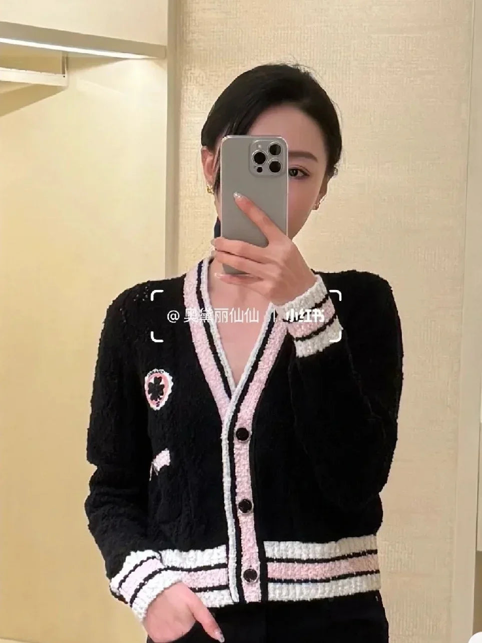 2024 Spring/Summer New Badge Sequin Clover Contrast Stripe Embroidered V-neck Loose Long sleeved Cardigan Knitted woman Sweater - reetell