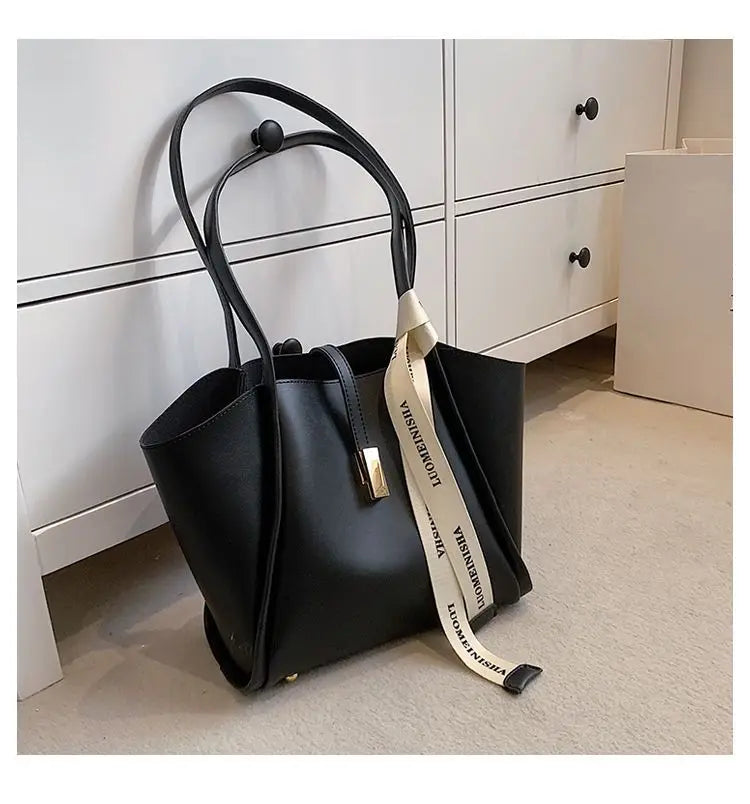 Commuter Tote Bag Large Capacity 2024 New Mother Commuting Bag Portable Fashionable One Shoulder Versatile Underarm Bucket Bag